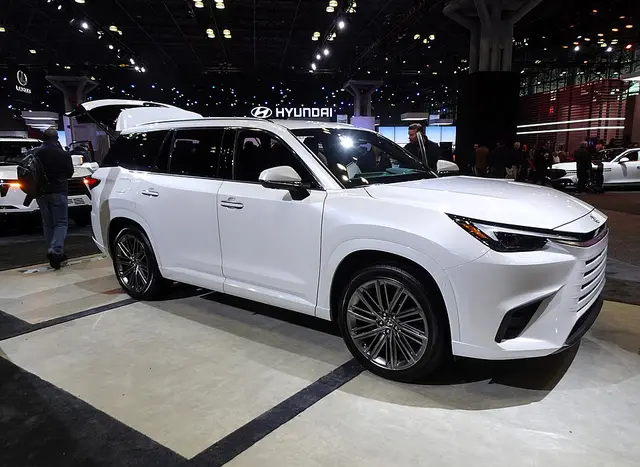 Lexus TX